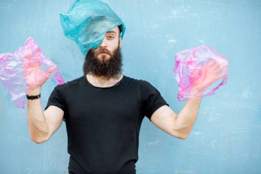 Plastik torbalı bir adamın kavramsal portresi.
