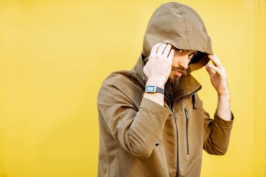 Kapüşonlu ceketli gizemli adam.