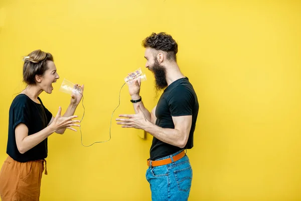 Pria dan wanita berbicara dengan string telepon — Stok Foto