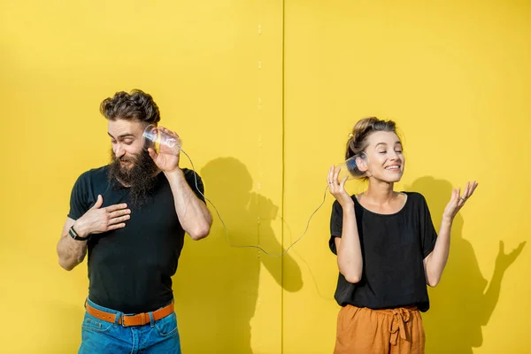 Man en vrouw in gesprek met string telefoon — Stockfoto