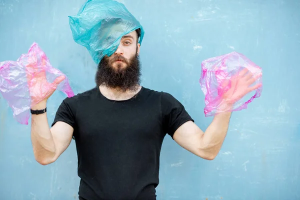 Концептуальний портрет чоловіка з пластиковими пакетами — стокове фото