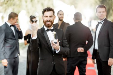 Dışarıdaki kırmızı halıda film oyuncuları.