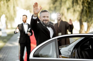 Aktör ödül törenine geliyor.