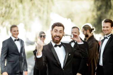 Dışarıdaki kırmızı halıda film oyuncuları.