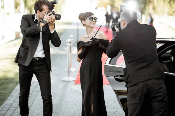 Repórteres fotografando atriz surgida na cerimônia de premiação — Fotografia de Stock