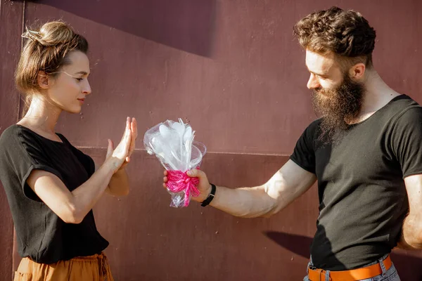 Мужчина дарит букет из пластикового мусора женщине — стоковое фото