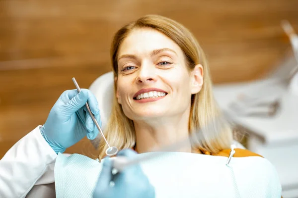 Donna allegra sulla sedia dentale — Foto Stock