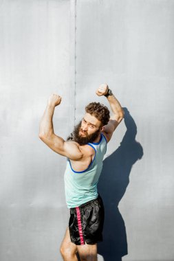 Yeşil arka planda eski moda bir sporcunun portresi