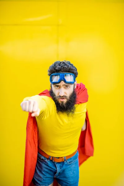 Retrato do Super-Homem no fundo amarelo — Fotografia de Stock