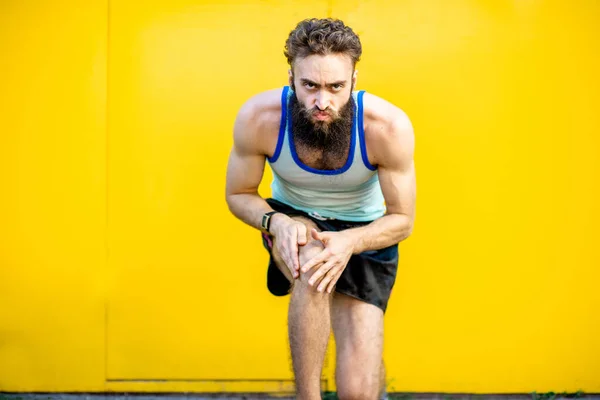 Portret van een ouderwetse loper op de gele achtergrond — Stockfoto