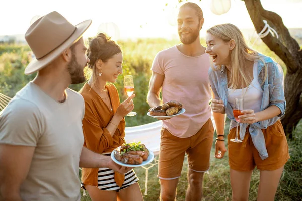 Friends having a picnic in the garden — Stock Photo, Image