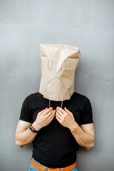 Человек с бумажным пакетом на голове — стоковое фото