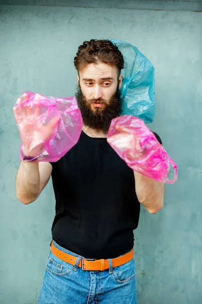 Plastik torbalı bir adamın kavramsal portresi.