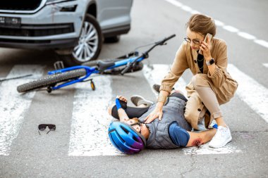 Yaralı bisikletçi ve araba şoförüyle trafik kazası.