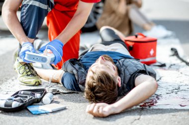 Trafik kazasından sonra sağlık ekibi acil bakım uyguladı.