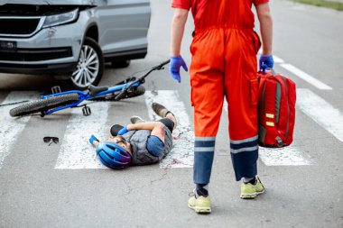 Yaralanan bisikletçi ve doktorla trafik kazası