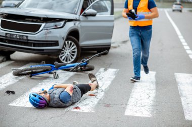 Yaralı bisikletçi ve araba şoförüyle trafik kazası.