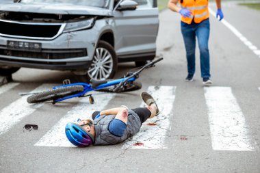 Yaralı bisikletçi ve araba şoförüyle trafik kazası.
