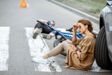 Trafik kazasından sonra üzgün kadın sürücü ve yaralı adam