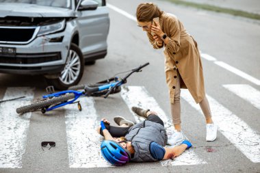 Yaralı bisikletçi ve kadın sürücüyle trafik kazası.