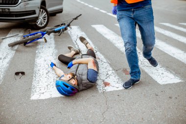 Yaralı bisikletçi ve araba şoförüyle trafik kazası.