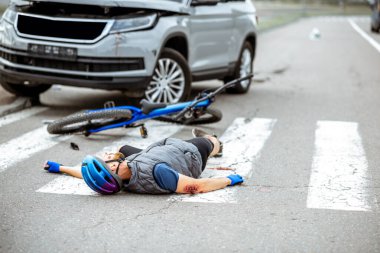 Yaralı bisikletçiyle trafik kazası.