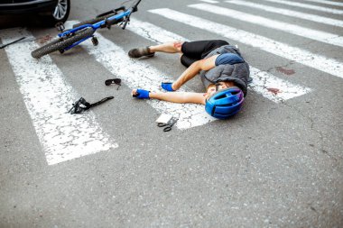 Yaralı bisikletçiyle trafik kazası.