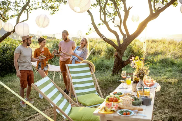 Friends on a picnic in the garden — Stock Photo, Image