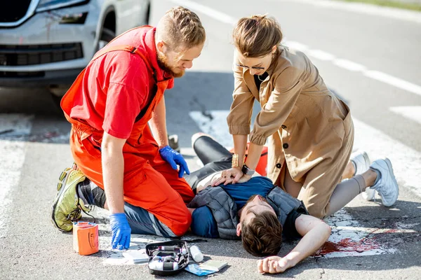 Emergency care after the road accident — Stock Photo, Image