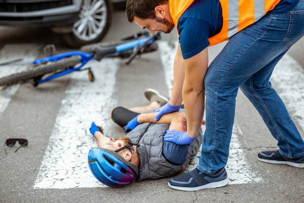 Acidente de viação com ciclista ferido e motorista de carro — Fotografia de Stock