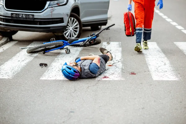 Yaralanan bisikletçi ve doktorla trafik kazası