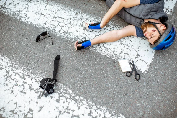 Road accident with injured cyclist — Stock Photo, Image