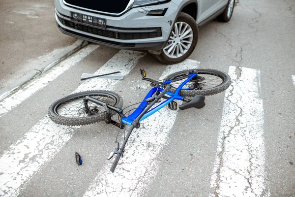 Wypadek drogowy z samochodem i zepsuty rower — Zdjęcie stockowe