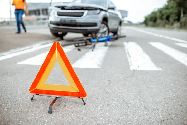 Közúti baleset autóval és törött kerékpárral — Stock Fotó