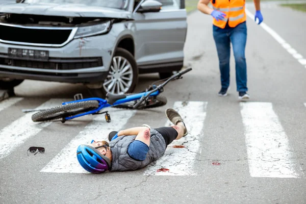 Közúti baleset sérült kerékpárossal és gépjárművezetővel — Stock Fotó