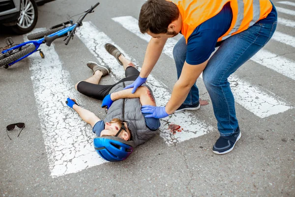 Acidente de viação com ciclista ferido e motorista de carro — Fotografia de Stock