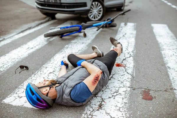 Közúti baleset sérült kerékpárossal — Stock Fotó