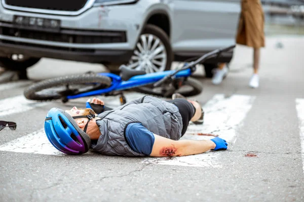 Wypadek drogowy z udziałem rannego rowerzysty i kobiety kierowcy — Zdjęcie stockowe