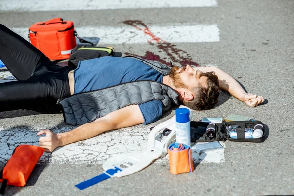 Sérült vérző ember az úton. — Stock Fotó