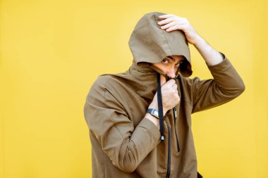 Kapüşonlu ceketli gizemli adam.