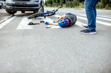 Yaralı bisikletçiyle trafik kazası.