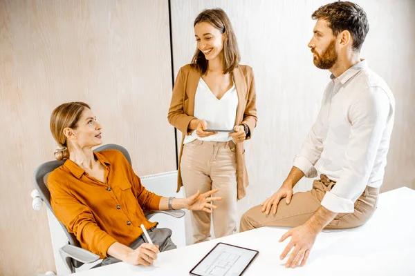 Conversación informal en la oficina — Foto de Stock