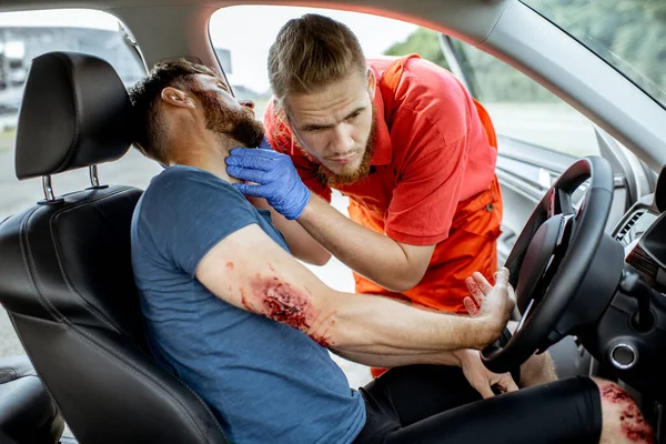 A közúti balesetet követően sürgősségi orvosi segítséget nyújtó orvos — Stock Fotó