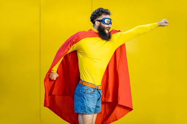 Sarı arka planda Süpermen portresi — Stok fotoğraf