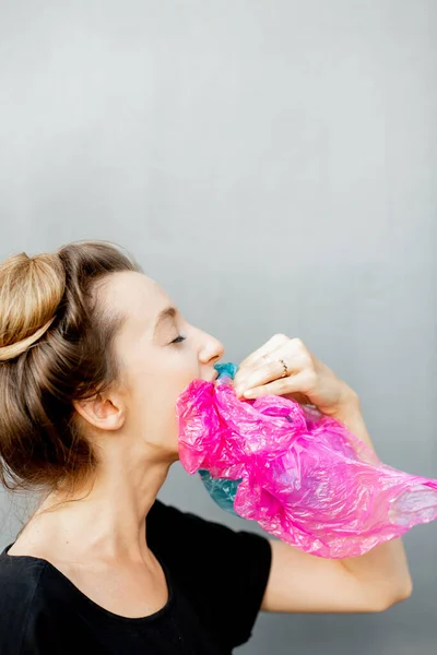 一个妇女窒息塑料袋的概念性画像 — 图库照片