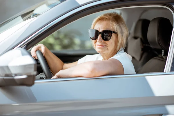 Senior žena řidič v autě — Stock fotografie