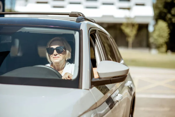 Senior žena řidič v autě — Stock fotografie