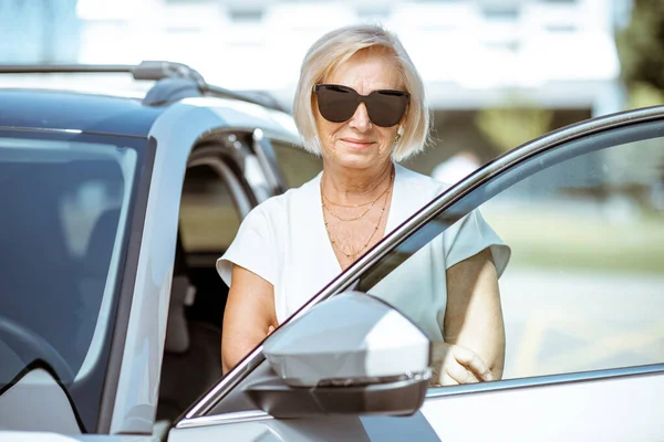 Retrato de uma mulher idosa perto do carro — Fotografia de Stock
