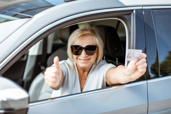 Senior kvindelig chauffør i bilen - Stock-foto