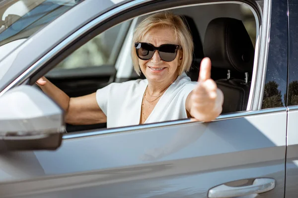 Seniorin im Auto — Stockfoto